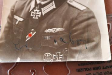 Preview: original Foto Erich Staba mit Ehrenblattspange , Ritterkreuz , Nahkampfspange original signiert von ihm